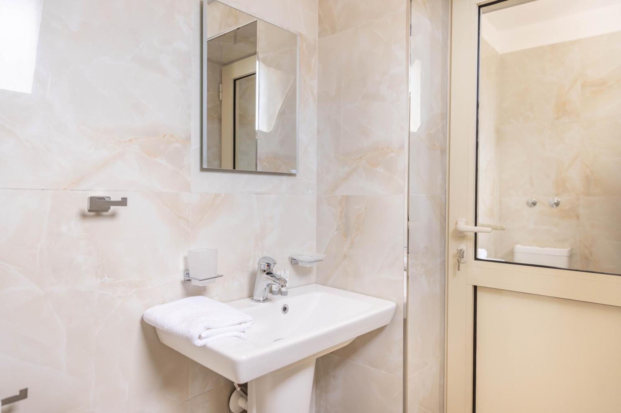 Hotel Vila Max Дуррес Екстер'єр фото